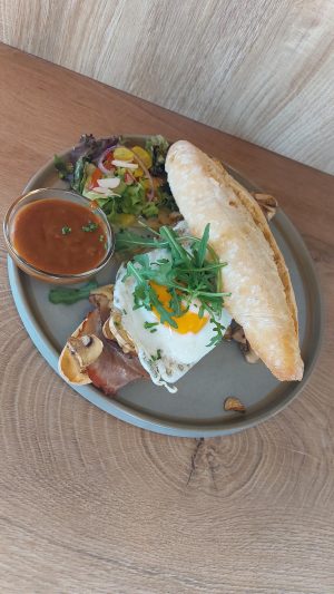 Broodje Warm vlees | Satésaus NEW