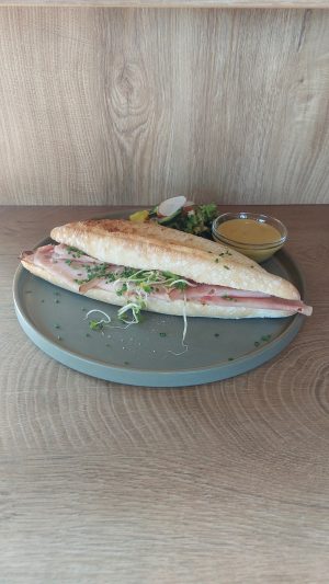 Broodje Beenham | honing-mosterd saus