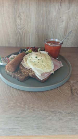 12 uurtje (tomatensoep, broodje kroket, broodje ham & kaas met gebakken ei)