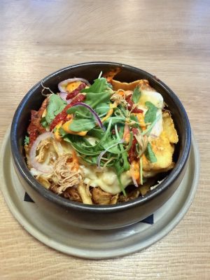 loaded scoop fries pulled chicken sambalsaus